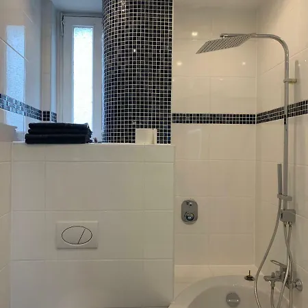 Moderne 4 Mit Bergblick Stadtzentrum Contactless Check-in Apartment *